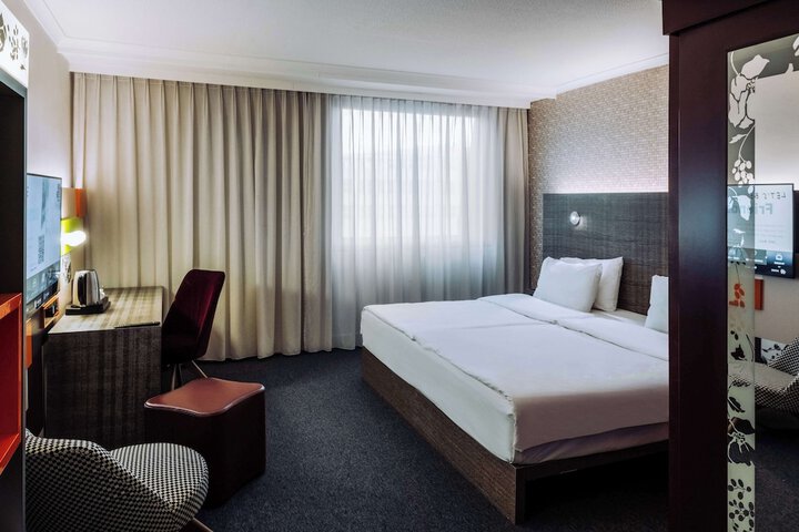 Room 9 of 42