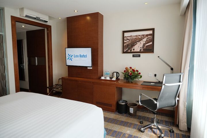 Room 6 of 90