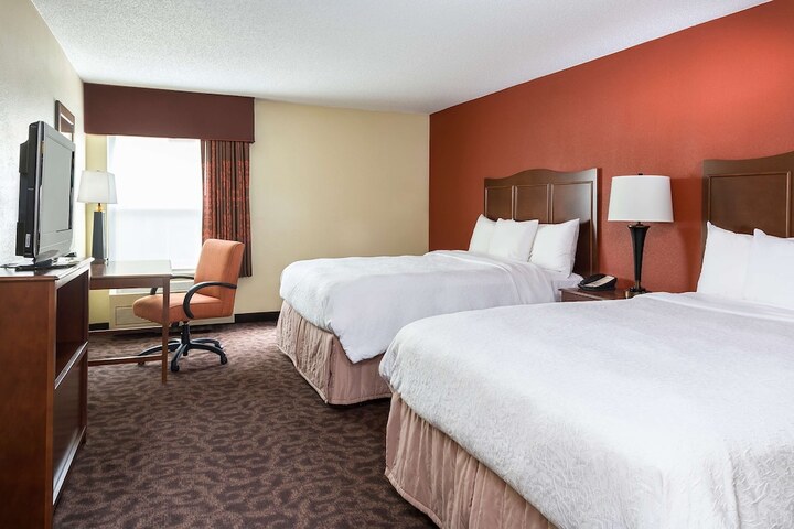 2 Queen Beds (3 of 5)