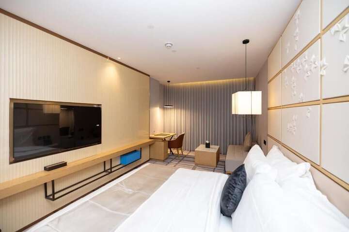 Room 11 of 32