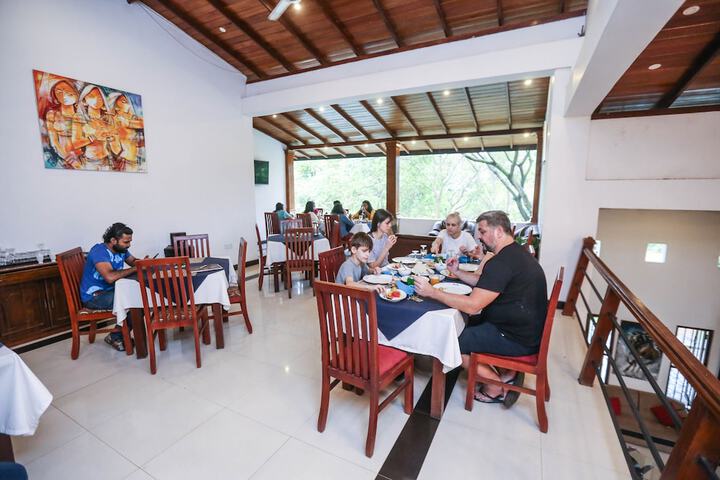 Dining 18 of 32