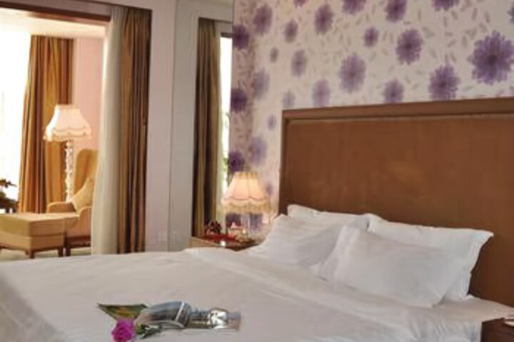 Room 4 of 7