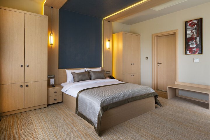 Room 11 of 102
