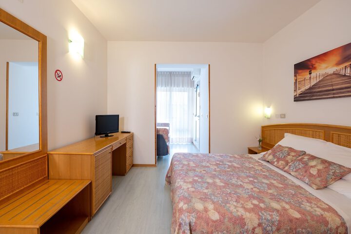 Room 13 of 83