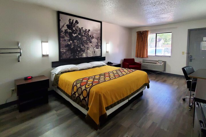 1 King Bed (1 of 11)