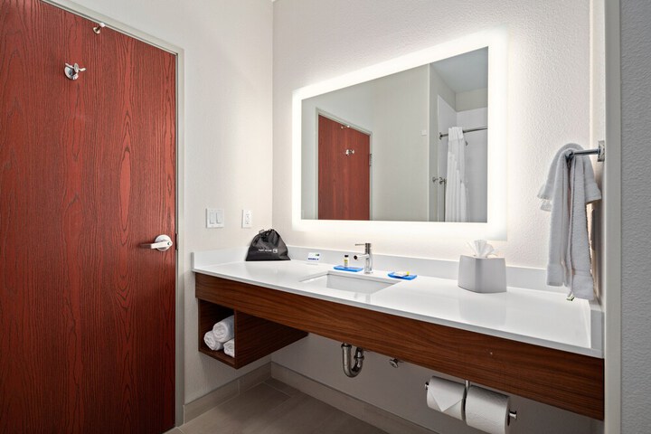 Room 35 of 82