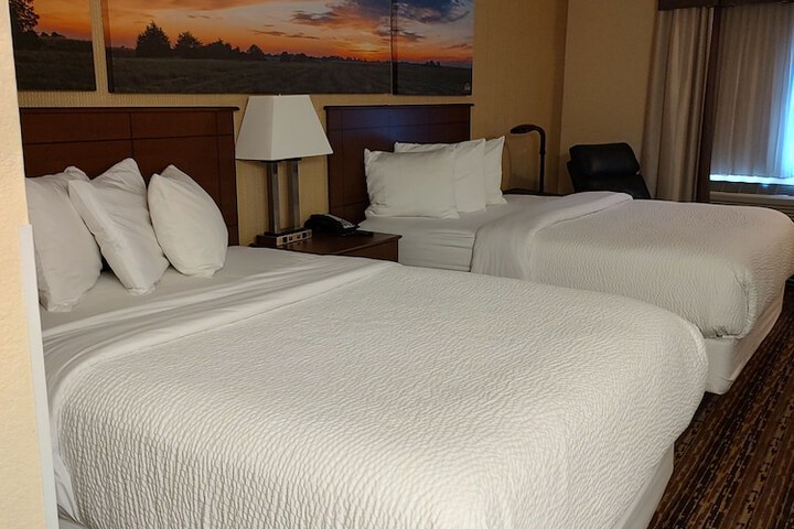 1 Queen Bed (18 of 19)