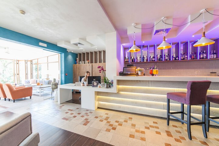 Entrance & Lobby