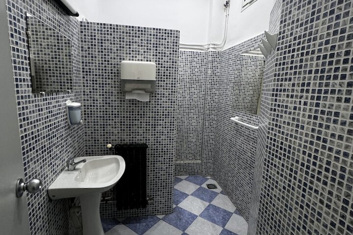 Room 10 of 14
