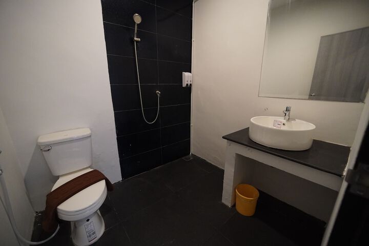 Room 6 of 9