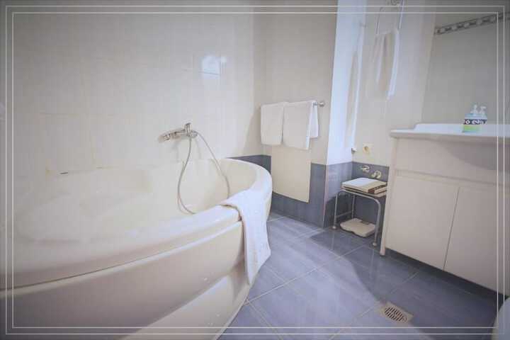 Room 32 of 66
