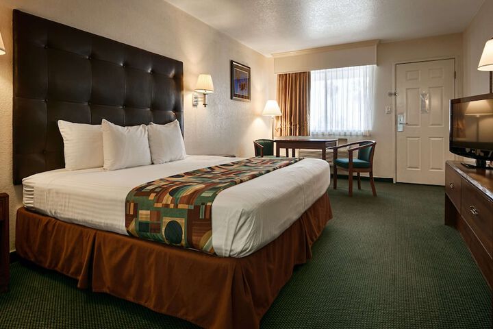 1 King Bed - Wireless High Speed Internet Accessible Microwave and Refrigerator, Coffee Mak (5 of 13)