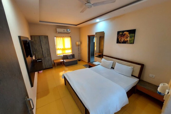 Room 10 of 28