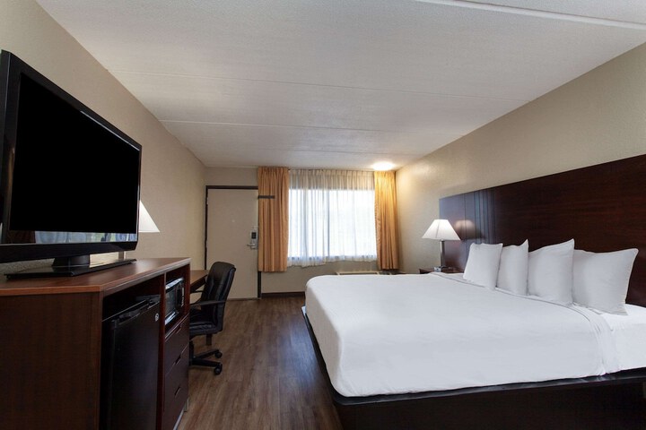1 King Bed (10 of 10)