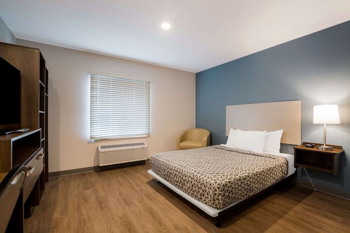 1 Queen Bed (9 of 18)