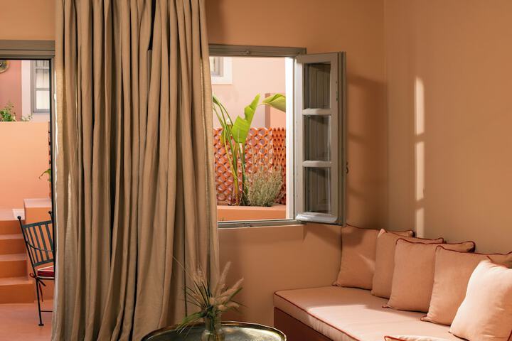 Room 2 of 282
