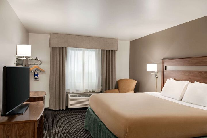 1 King Bed Accessible (2 of 13)