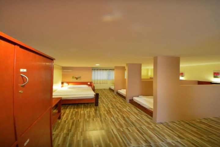 Room 9 of 34