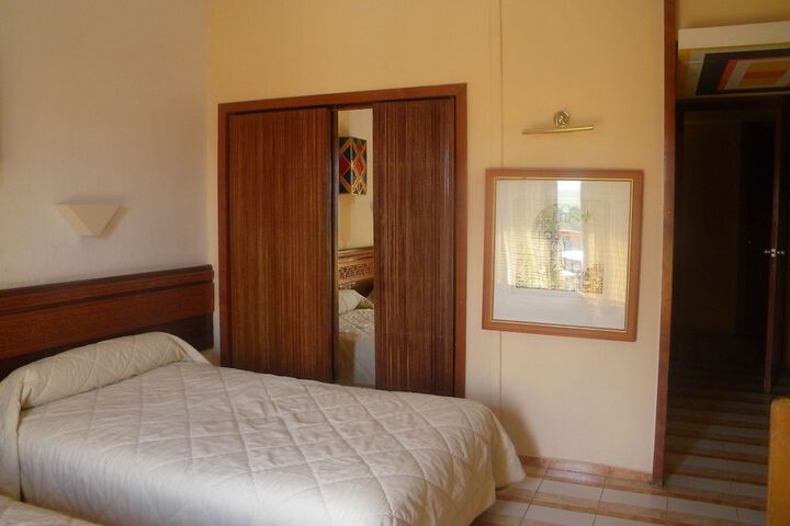 Room 7 of 32