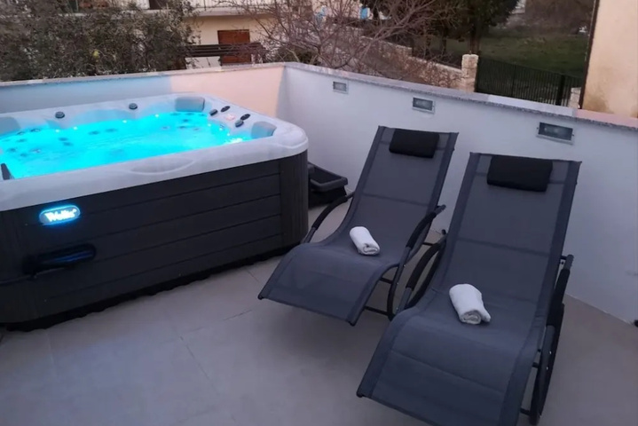 Pool 11 of 17
