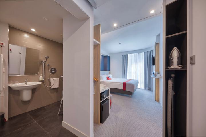 Room 6 of 108