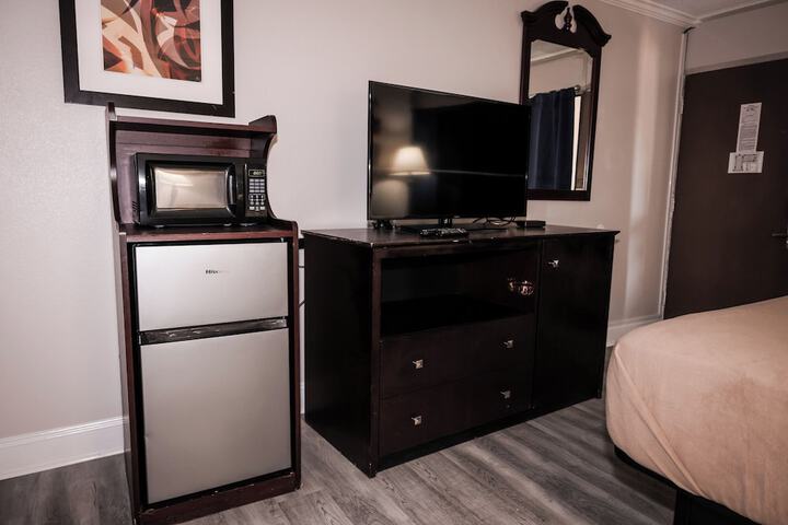 1 King Bed (5 of 9)