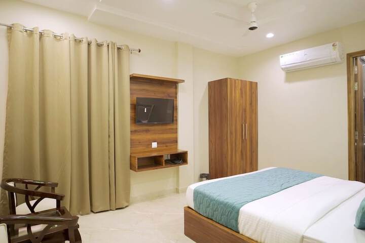 Room 6 of 18