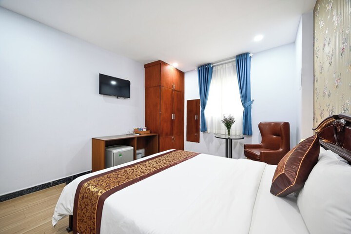 Room 2 of 16