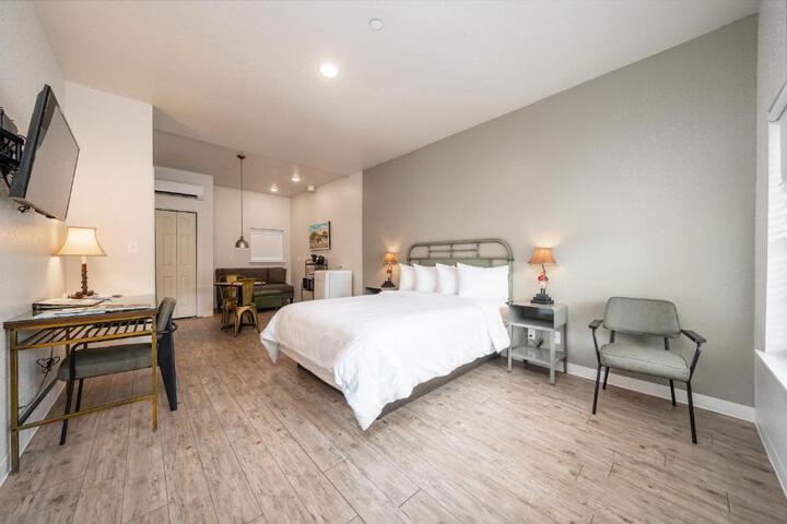 Superior Room 1 Queen Bed (108 of 168)