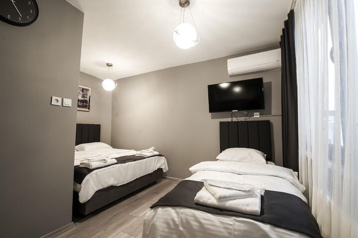 Room 13 of 32