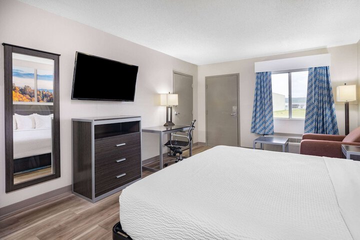 Room 8 of 27