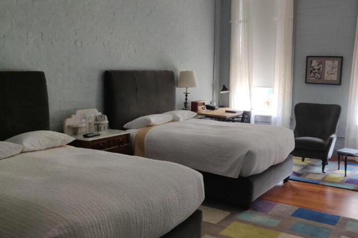 1 Queen Bed (7 of 18)
