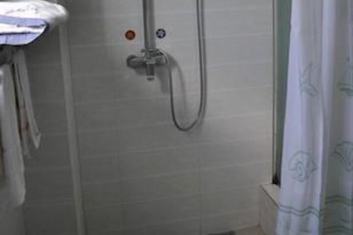 Room 5 of 76
