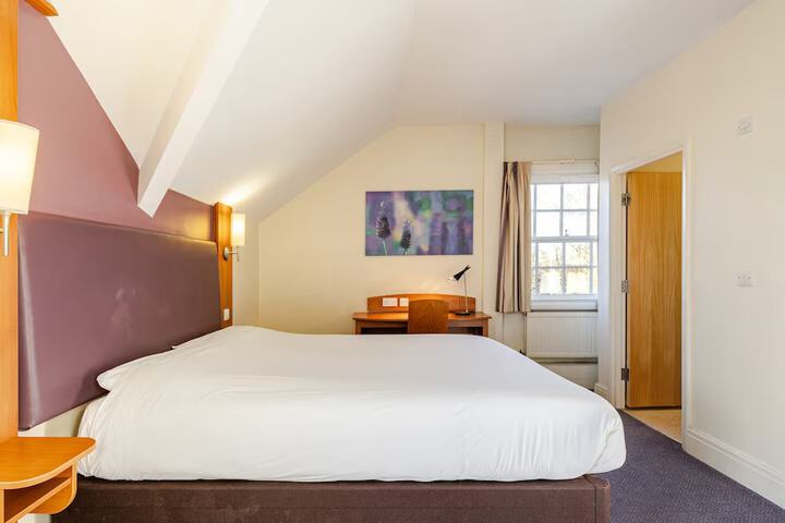 Room 5 of 16