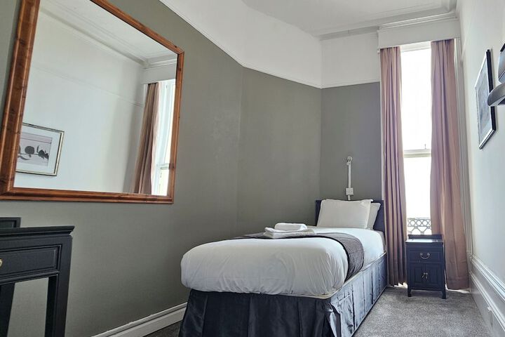 Room 6 of 17