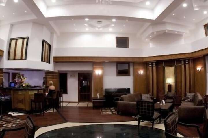 Lounge 51 of 81