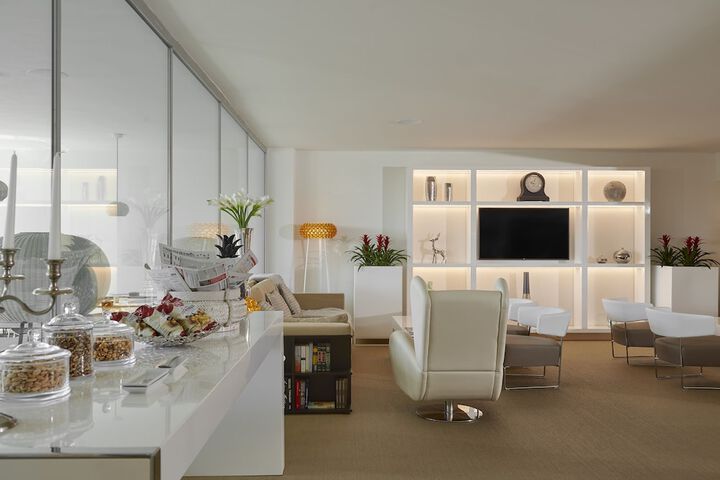 Lounge 126 of 139