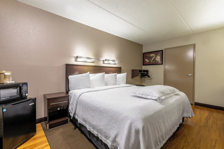 Standard King Room (1 of 25)