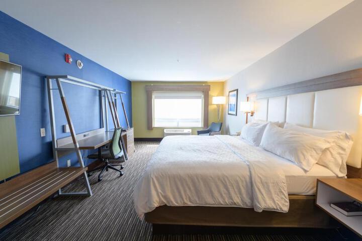 1 King Bed (4 of 16)