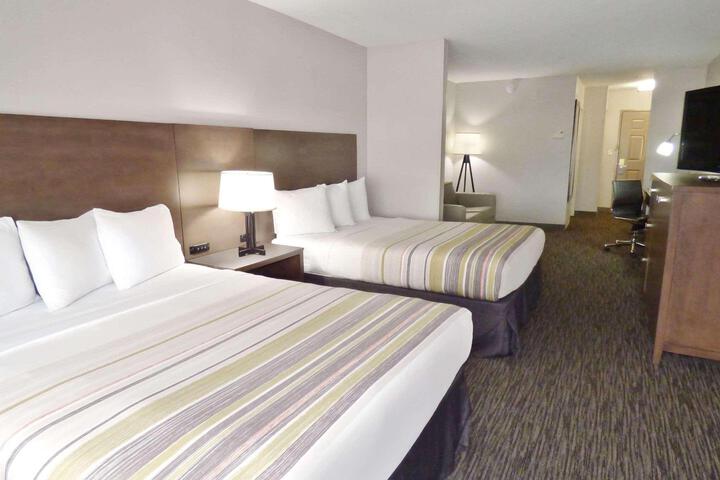 2 Queen Beds (6 of 11)