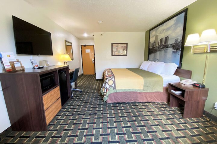 1 King Bed (4 of 7)