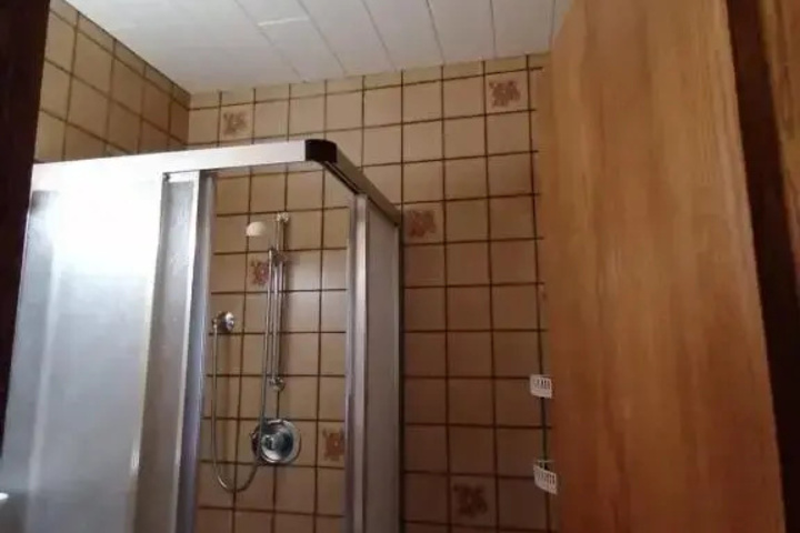 Room 9 of 18