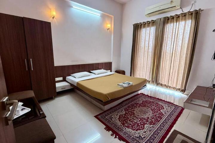 Hotel Mahendra Karad