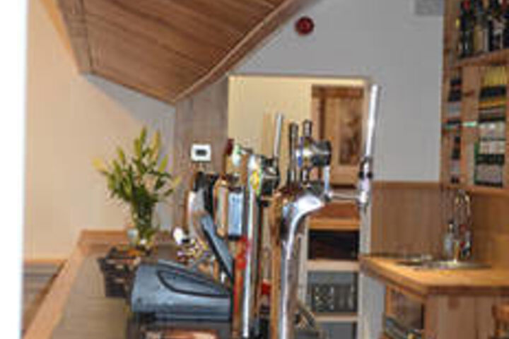 Lounge 6 of 13