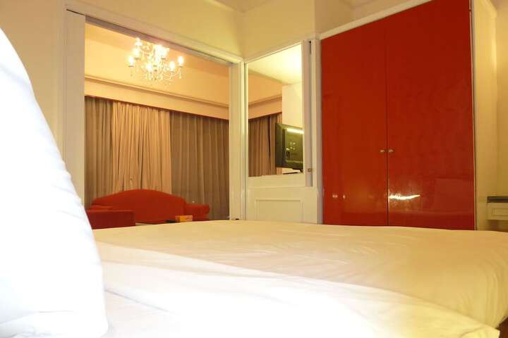 Room 7 of 63