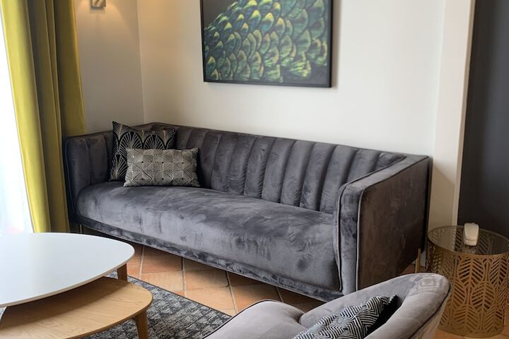Lounge 54 of 80