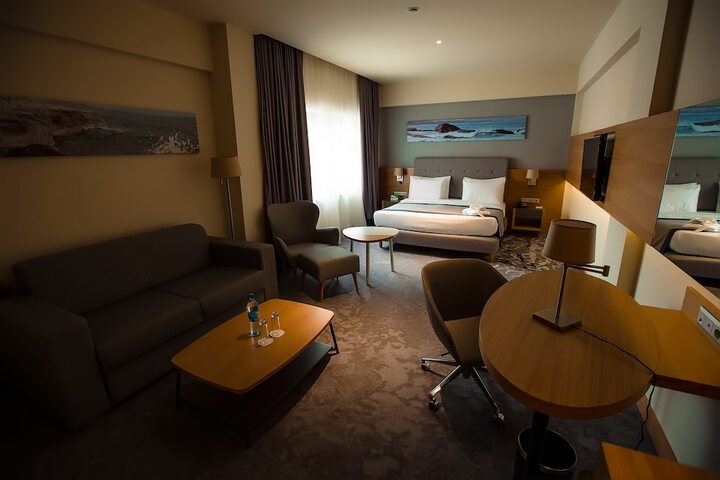 Room 3 of 84