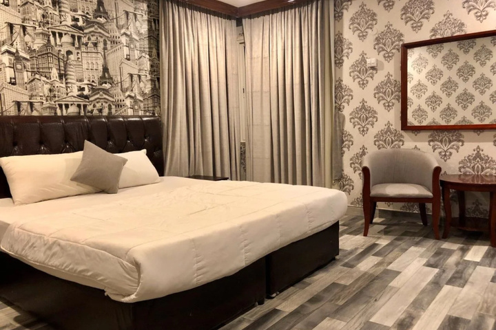 Room 4 of 23