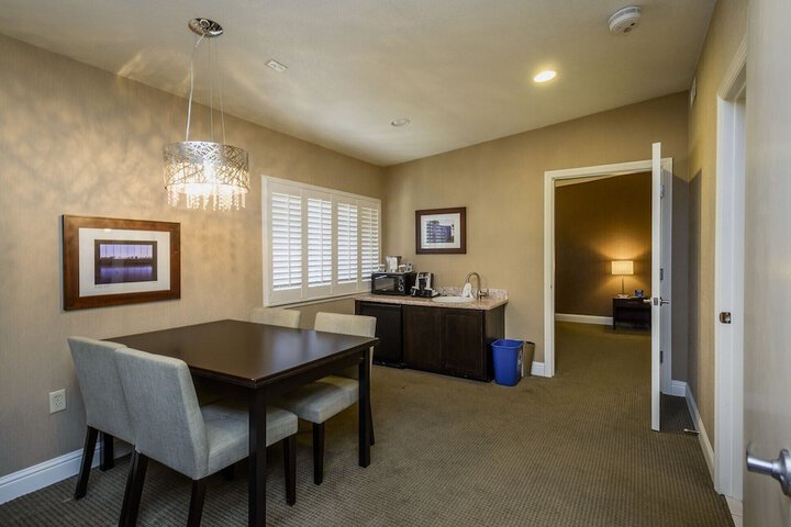 1 Bedroom Executive Suite King Bed (8 of 29)