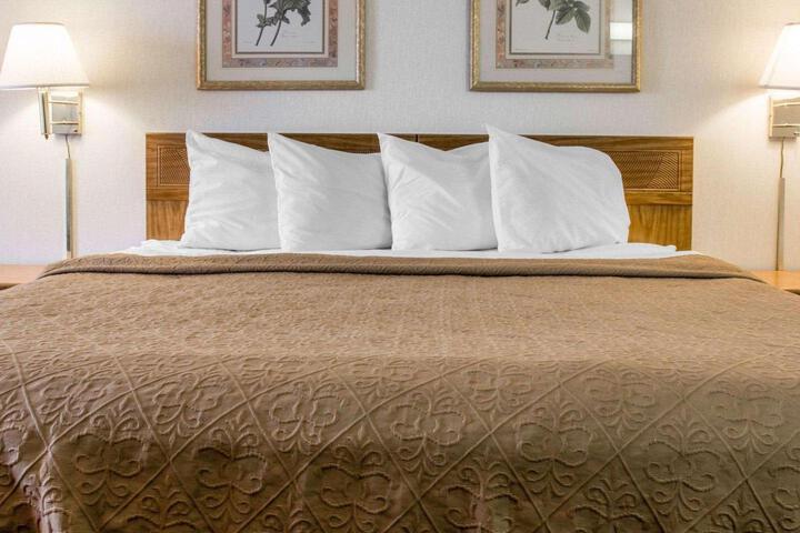 1 King Bed (9 of 10)